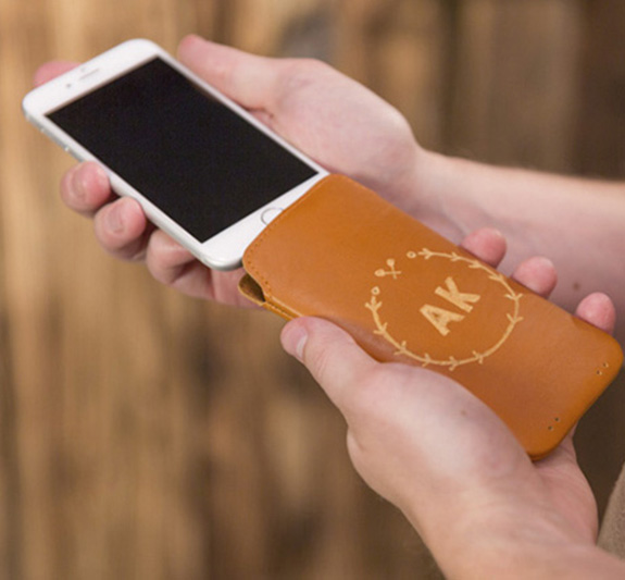 Részletes útmutató a bőr telefontok gravírozásáról | Dremel